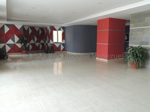 Apartamento, Ubicado En Una De Las Mejores Zonas De La Ciudad 24-21839