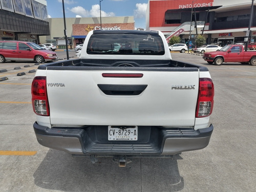 Imagen 6 de 11 de Toyota Hilux 2018 2.7 Cabina Doble Sr Mt