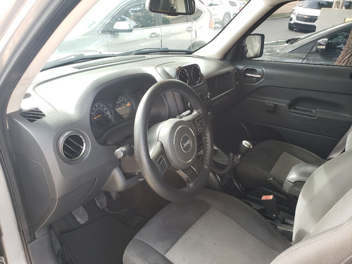 Imagen 6 de 9 de Jeep Patriot 2016 Gris Mecánico