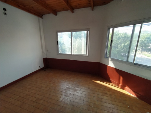 Departamento Tipo Casa En Planta Alta. Zona Residencial