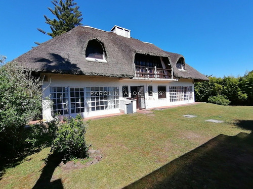 Casa De 5 Dormitorios En Pinares, Punta Del Este- Ref: 2705