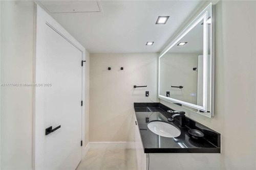 Alquiler Departamento Miami Beach 2 Amb/ Playa Y Cochera Roney Palace / 1 Hotel Complejo 5 Estrellas. 3 Piscinas, Jacuzzi, Acceso Directo A La Playa 5 Cuadras De Lincoln Road. 2301 Collins Ave.