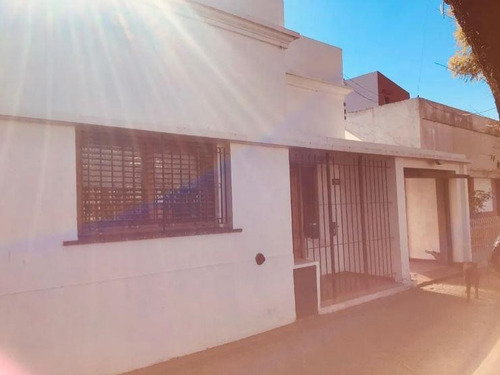 Casa Venta 2 Dormitorios 2 Baños 2 Cocheras, Jardin Terreno 10 X 20 Mts - 200 Mts 2- La Plata