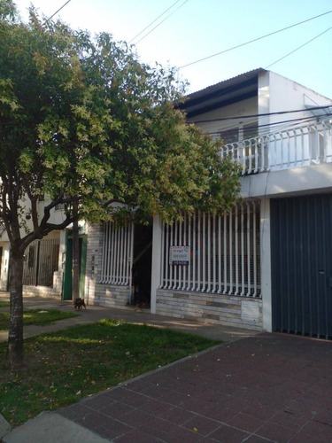 Casa En Dos Plantas Con Patio - Barrio Cura