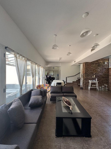 Casa En Alquiler - Moderna C/ Quincho, Pileta, Jardín Y Cochera Para 4 Autos - Campos De Alvarez