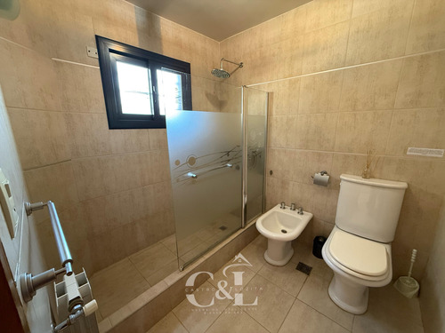 Venta Casa De Categoria Y Dpto Con Piscina En Villa Del Lago