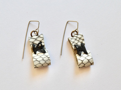 Imagen 2 de 2 de Aros De Cuero Blanco, Acero Quirúrgico, Regalo De Mujer