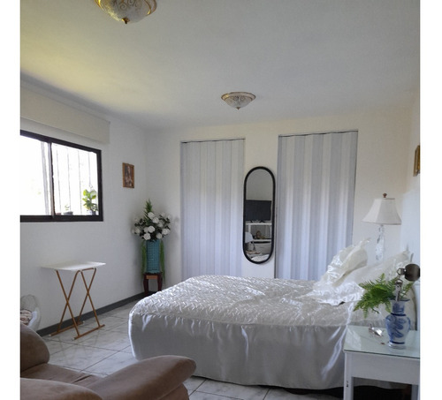 Imagen 4 de 10 de Apartamento En Urb. Las Marianas. Casa 16a. Goicoechea - San José.