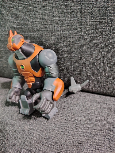 Ben 10 Humungousaur Omni-kix Armor Playmates (Usado)