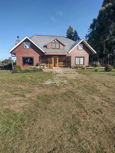 Casa En Venta De 7 Dorm. En Valdivia, Los Pellines, 200/1250