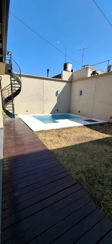Casa 3 Amb. En Alquiler Con Cochera, Pileta. Ramos Mejía