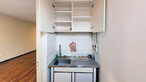 Estudio (antiguo) Piso 2. A Pasos Metro Irarrázaval. Sin Est
