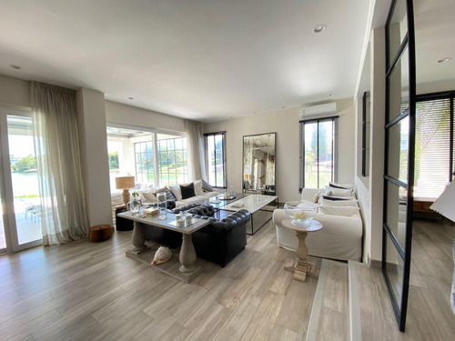 Casa En Venta En Santa Barbara Con 4 Cuartos En Suite, A La Laguna
