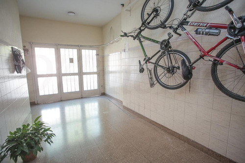 Imagen 3 de 30 de Casa Sobre Lote Propio Con 3 Dorm.y Posible Cuarto Dorm. Refaccionado- Flores