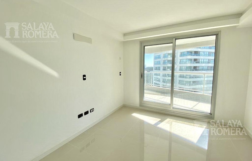 Imagen 9 de 25 de Venta Departamento En Playa Brava, Torre De Categoria, 2 Dormitorios Dependencia De Servicio