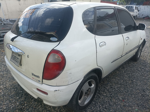 Toyota Duet 2001 Versión Americana Color Blanco.