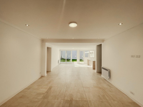 Casa En Venta - 4 Dormitorios 3 Baños - Cochera - 302,40mts2 - Mar Del Plata