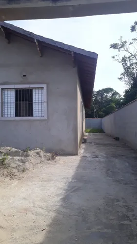 Casa 2 Dormitórios Em Bairro Residencial, Próximo A Comércios, Escolas, Transportes E Muito Mais!