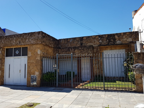 Casa Americana 3 Ambientes Con Garage S/lote De 10 X 34,56. Excelente Ubicacion