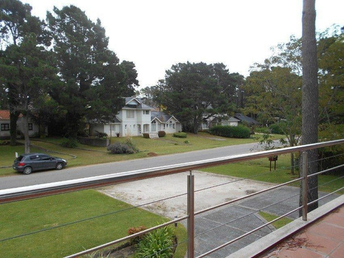 Chalet Moderno, En Dos Plantas, De 4 Dormitorios, Doble Gara