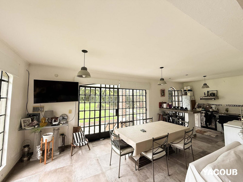 Casa En Venta - 3 Dormitorios 3 Baños - 2.100mts2 - Villa Elisa