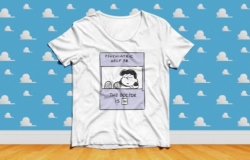 Remera Dama Lucy Peanuts Snoopy - The Doctor Is In