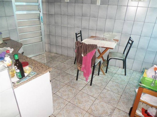 Imagem 6 de 23 de Ambientes Amplos, Arejados, Quintal, Jardim, Localizado Em Rua Que Não Enche, Proximo Do Centro De São Vicente. - Hm2207
