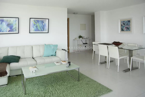 Hermoso Apartamento En Venta En Torre Bellagio, Punta Del Este.
