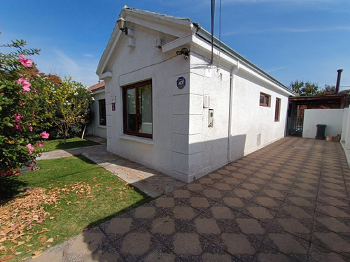 Luminosa Casa Antigua Remodelada En Ñuñoa / 3d 3b