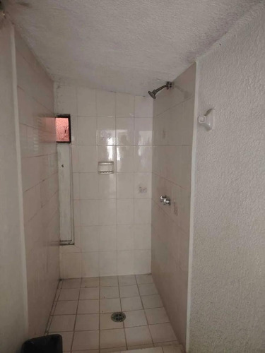 Renta De Local Comercial En Av. Lago De Guadalupe, Con Departamento Incluido