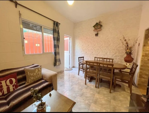 Oportunidad! Vendo Impecable Casa De 2 Dormitorios, Fondo Y Cochera, Ubicada En La Mejor Zona De Buceo, Acepta Banco.