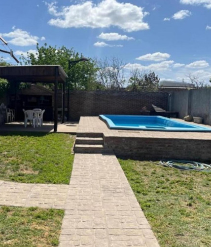 Casa En Venta - 2 Dormitorios 1 Baño - Cochera - 333mts2 - Chivilcoy