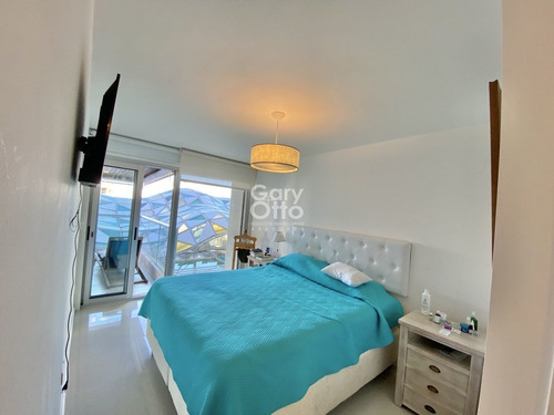 Imagen 7 de 14 de Venta De Apartamento De 2 Dormitorios En Edificio Icon Brava Punta Del Este