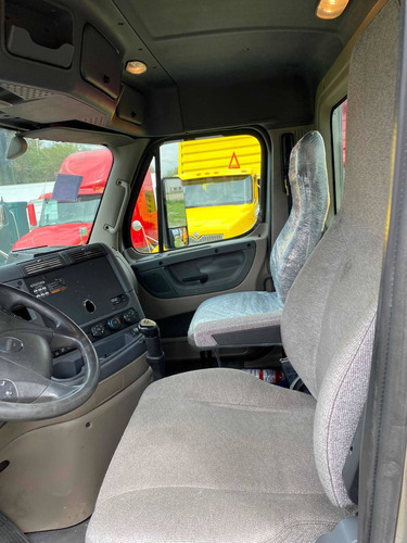 Imagen 10 de 13 de Camion De Volteo De 14 Mts Cabina Freightliner Cascadia