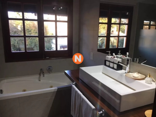 Muy Linda Casa En Venta, Gran Terreno Y Barbacoa