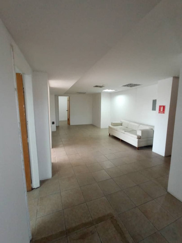 Imagen 4 de 10 de Local Empresarial Con Cuatro Oficinas O Consultorios Y Lobby