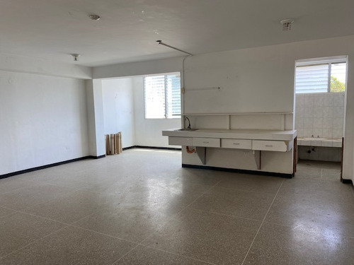 Imagen 15 de 30 de Venta De Edificio Educacional En Prados Del Este, Para Colegio O Preescolar Con 12 Salones Mas Patio Amplio Al Aire Libre, Mas Casa Anexa
