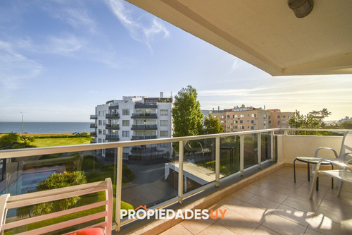 Excelente Apartamento De Tres Dormitorios Frente Al Mar - Punta Del Este