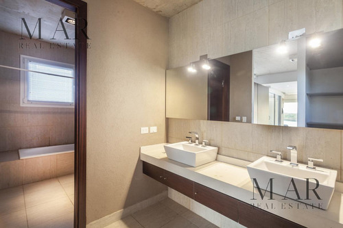 Casa En Venta Y Alquiler En Barrio El Golf, Nordelta. Salida A La Laguna