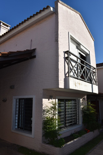 Casa En Predio Cerrado 3 Dormitorios Y 3 Baños