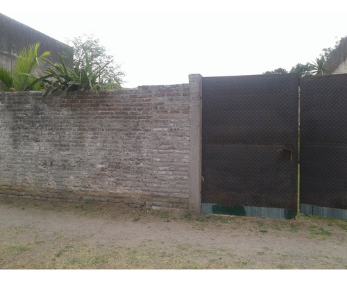 Terreno Con Agua Y Cluacas. Baño Y Espacio Techado Al Fondo