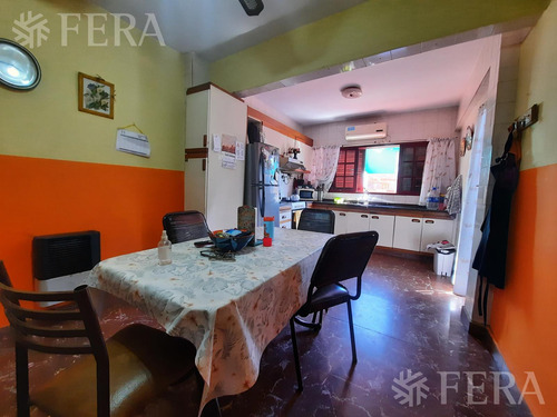Venta De Casa De 5 Ambientes Con Cochera Y Local En Lanús Oeste