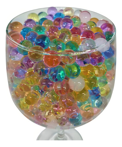 Las bolas de gel para piscinas crecen en el agua de Orbis Orbeez