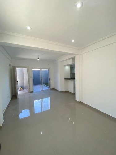 Imagen 3 de 15 de Complejo De Duplex 3 Amb C/ Coch. En Vta Lanus Este (411)