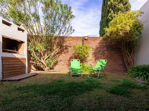 Imagen 17 de 19 de Casa De 2 Dormitorios Con Patio Y Jardin En Venta Alberdi
