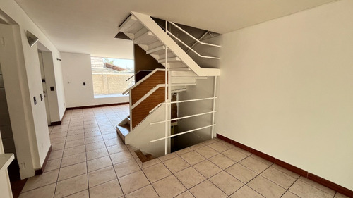 Casa De 4 Pisos En Rojas Magallanes, Avda. La Florida