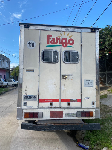 Trafic Rodeó Con Caja Cerrada