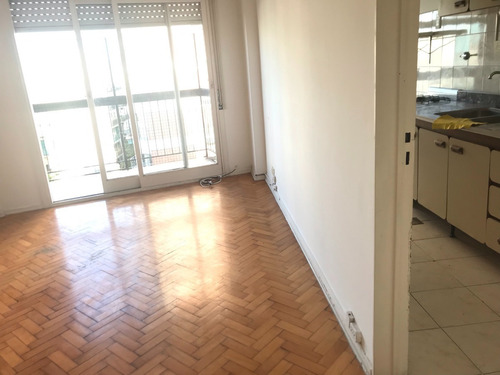 Imagen 3 de 6 de Hermoso Depto De 2 Ambientes Con Amplio Balcón Super Luminoso Y Con Vista Abierta En Piso Alto!
