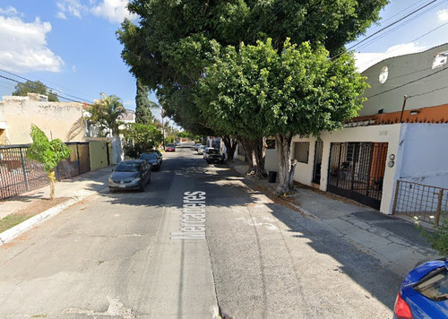 Casa En Venta En Jardines Del Country, Guadalajara, Jalisco, Sh05