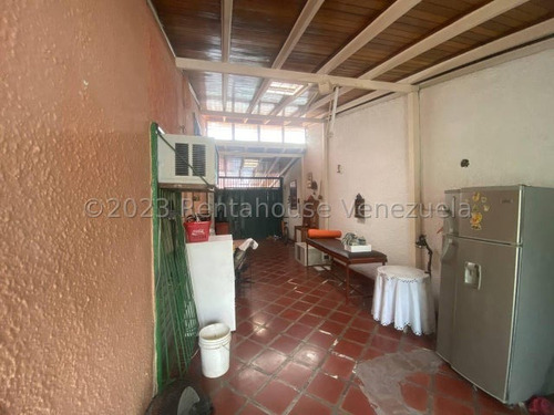 Beliz Vende.......increible Oportunidad Para Adquirir Una Casa Linda Y Acogedora En La Mejor Zona De Cabudare Cuenta Con Todo Lo Que Necesitas Para Disfrutar Un Estilo De Vida Comodo. #25-5688